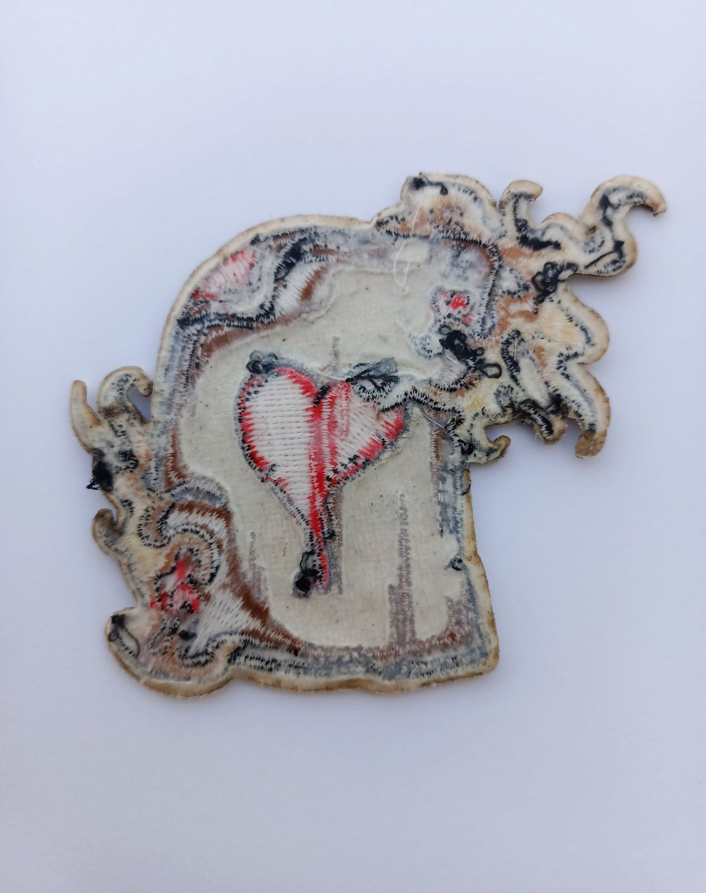 parte trasera parche decorativo con carta y corazón bordado en estilo tradicional americano.