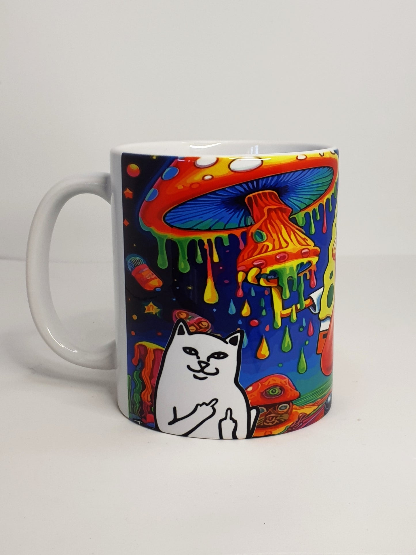 taza original con estampado de arte psicodélico y dibujos divertidos de esponja amarilla y gato rip - Nómada Sublime