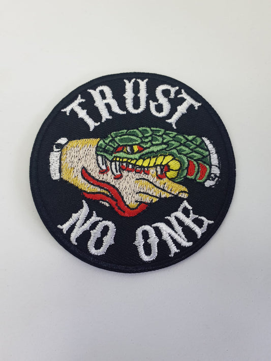 Parche "Trust No One" – Desconfía con Estilo