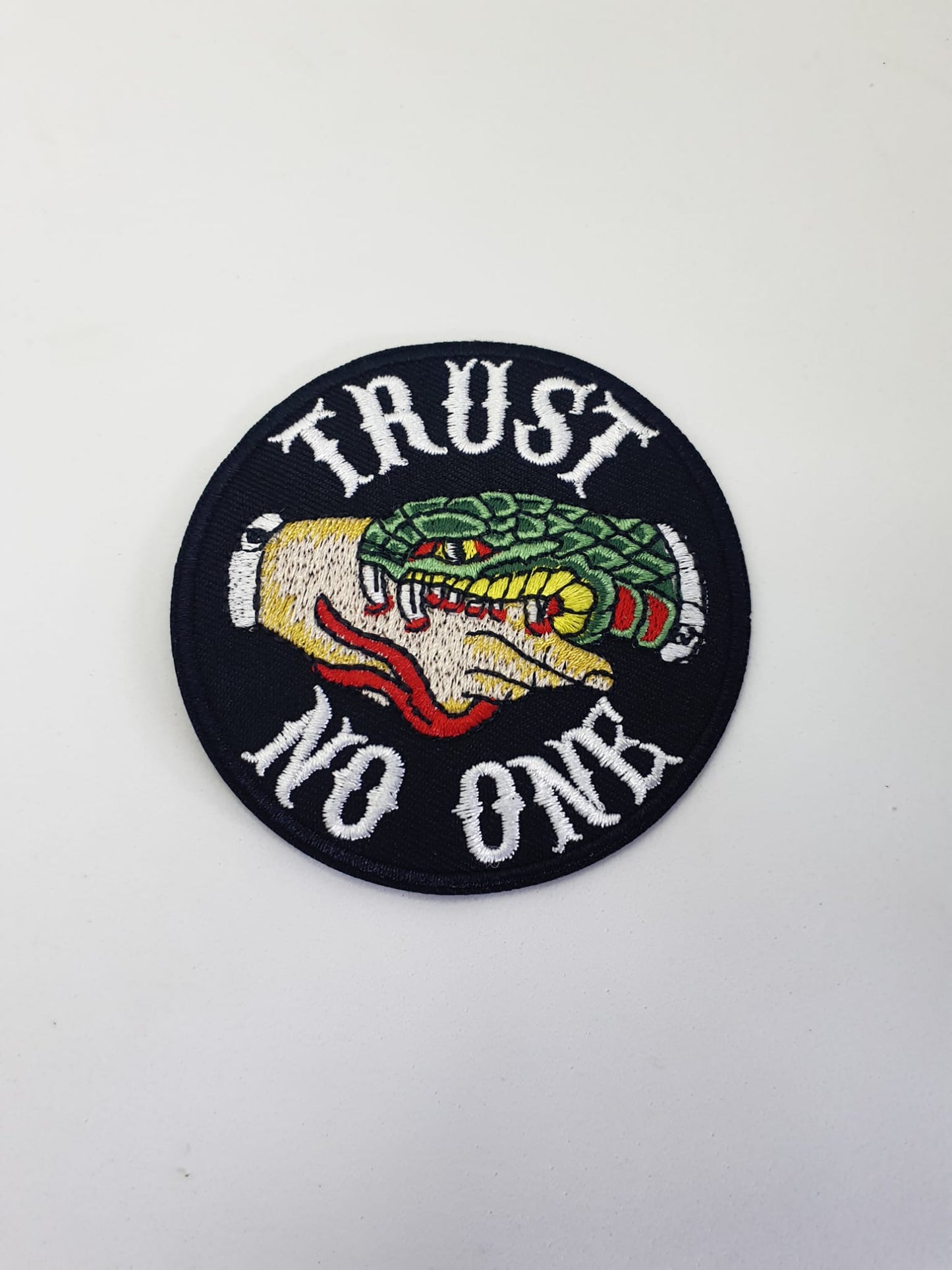 Parche "Trust No One" – Desconfía con Estilo