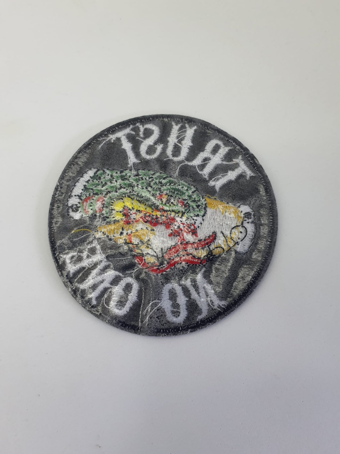 Parche "Trust No One" – Desconfía con Estilo