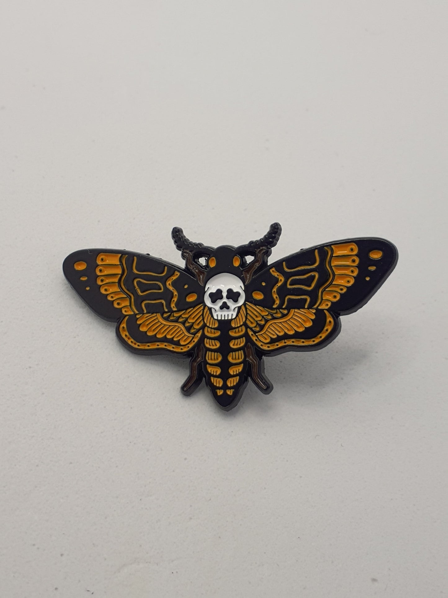 Pin de Metal "Mariposa Calavera Tattoo" – Estilo y Contradicción