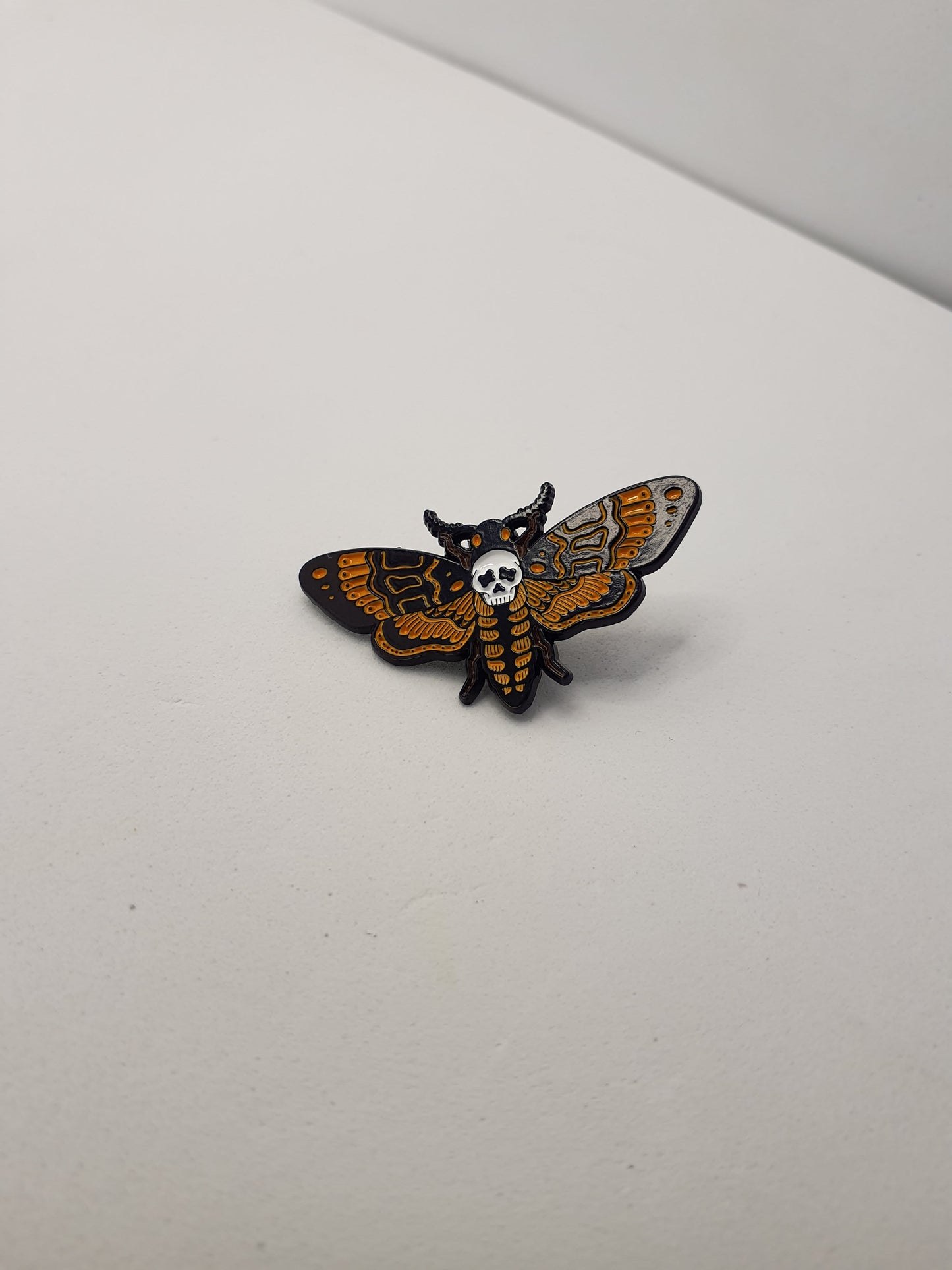 Pin de Metal "Mariposa Calavera Tattoo" – Estilo y Contradicción