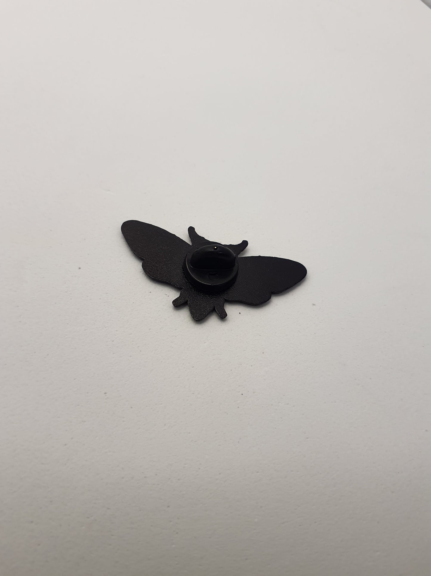 Pin de Metal "Mariposa Calavera Tattoo" – Estilo y Contradicción