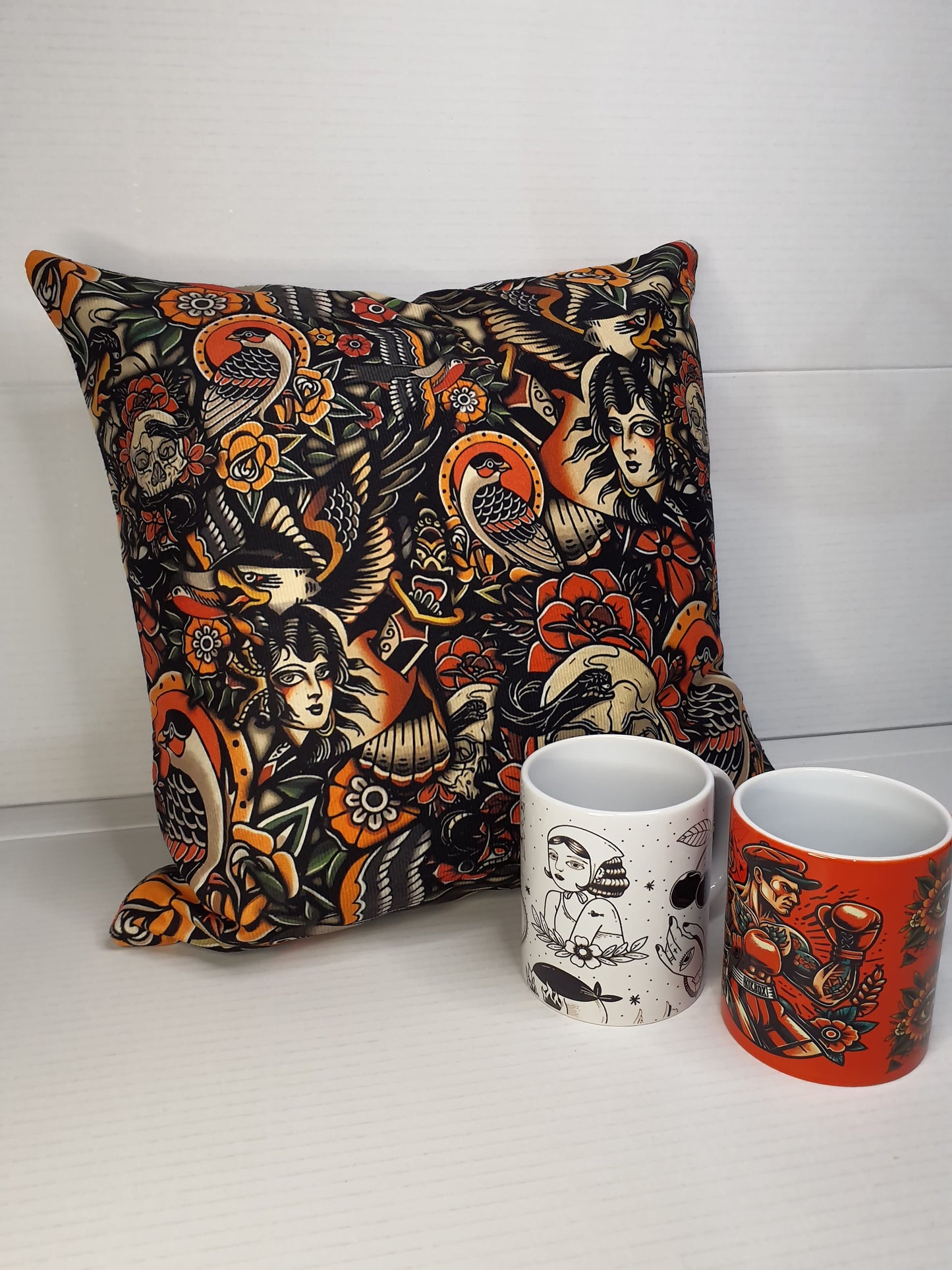 Pack Retro Vintage – Cojín + 2 Tazas Estilo Tattoo