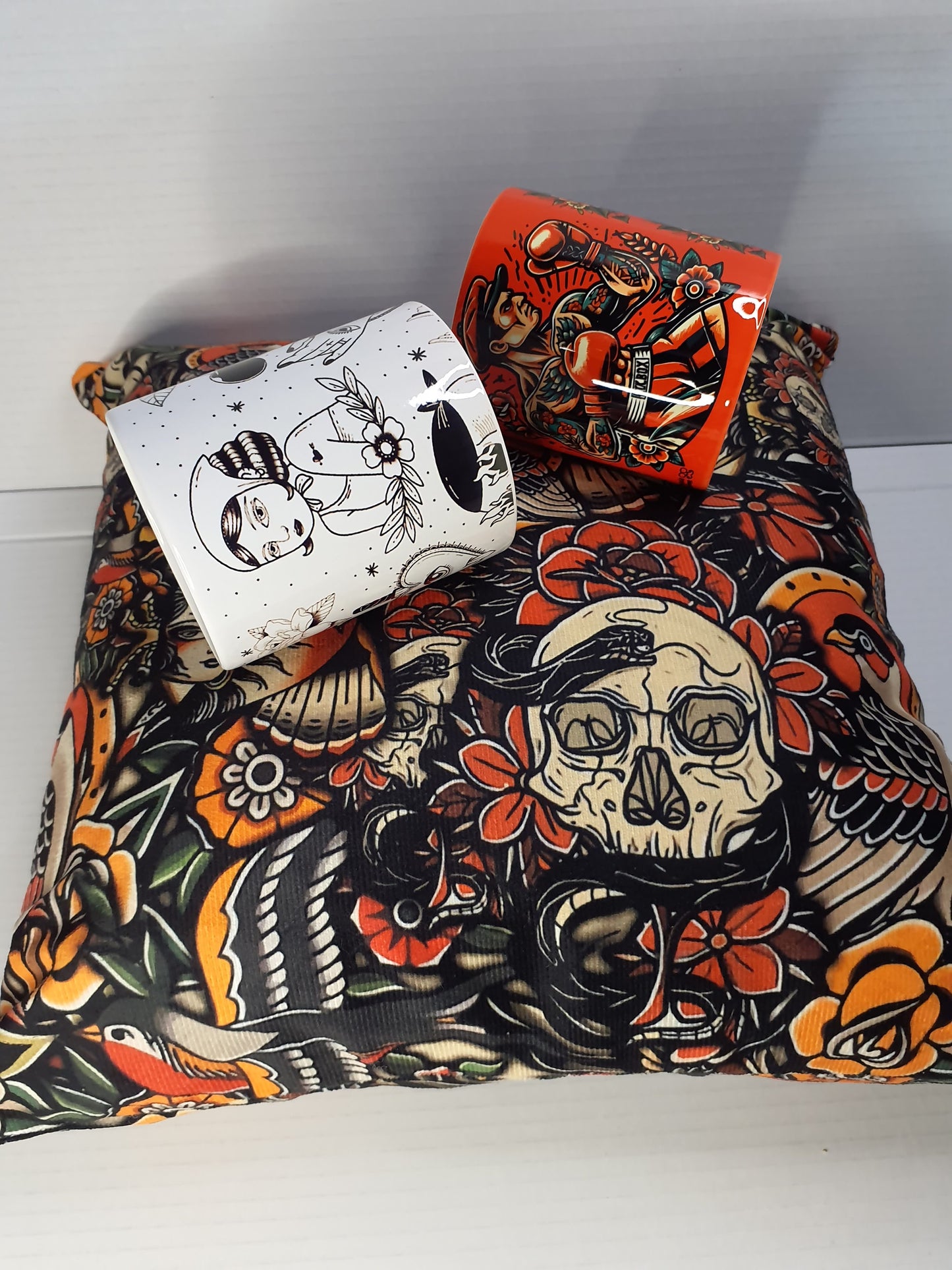 Pack Retro Vintage – Cojín + 2 Tazas Estilo Tattoo