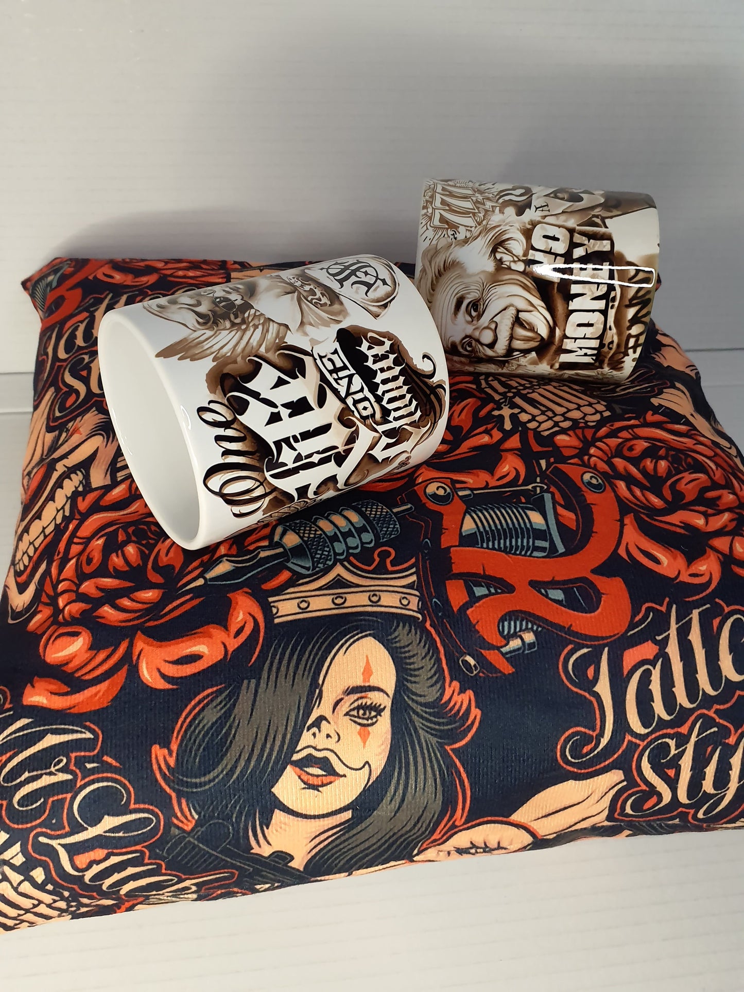 Pack personalizado – Cojín Chicano style + 2 Tazas Tattoo B&N