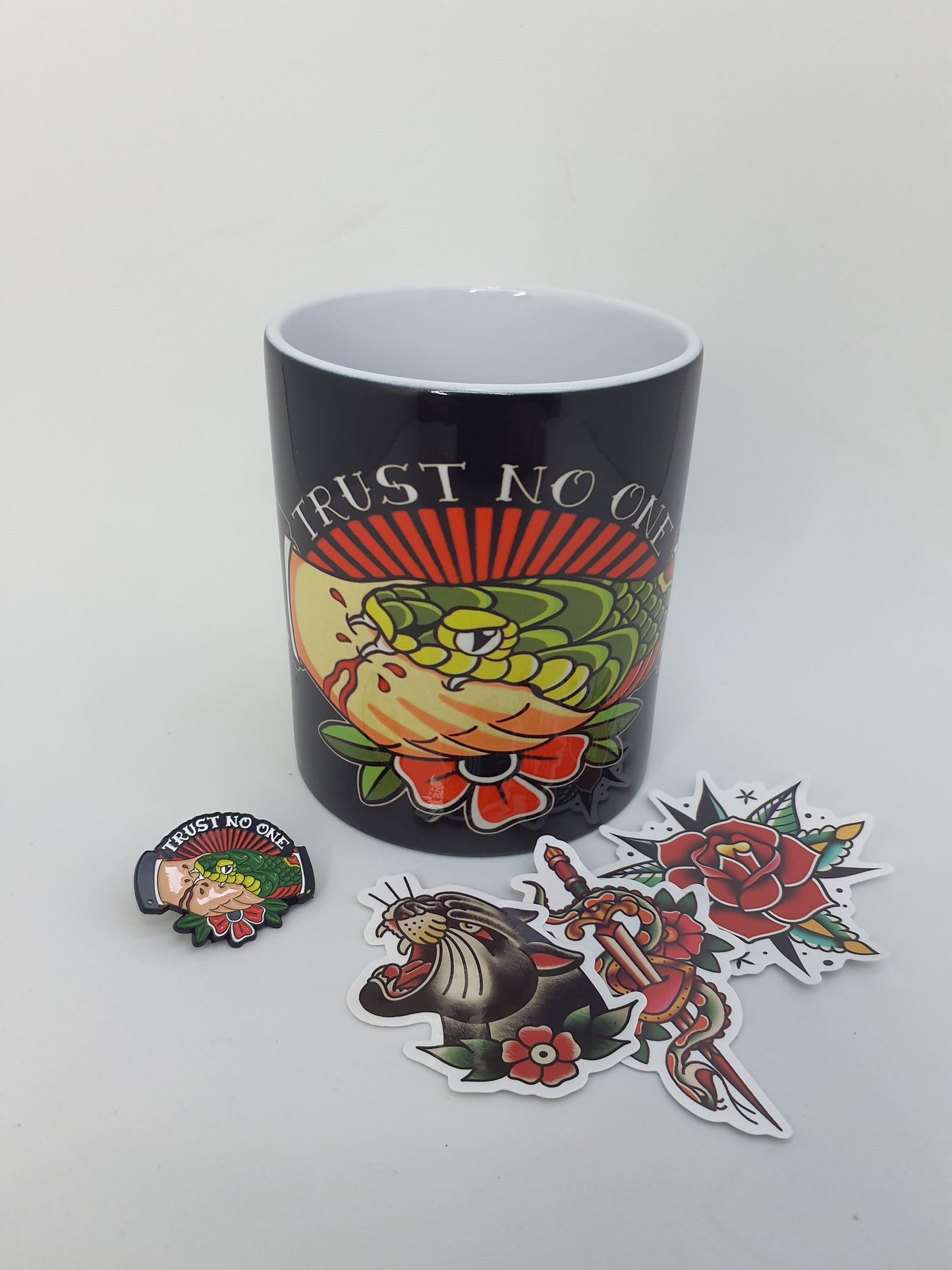 Pack Taza + Pin + Stickers – Serpiente & Mano Old School