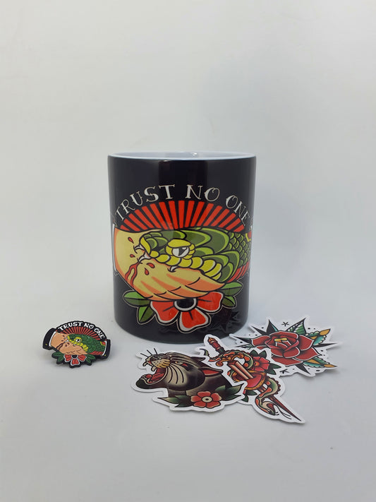 Pack Taza + Pin + Stickers – Serpiente & Mano Old School