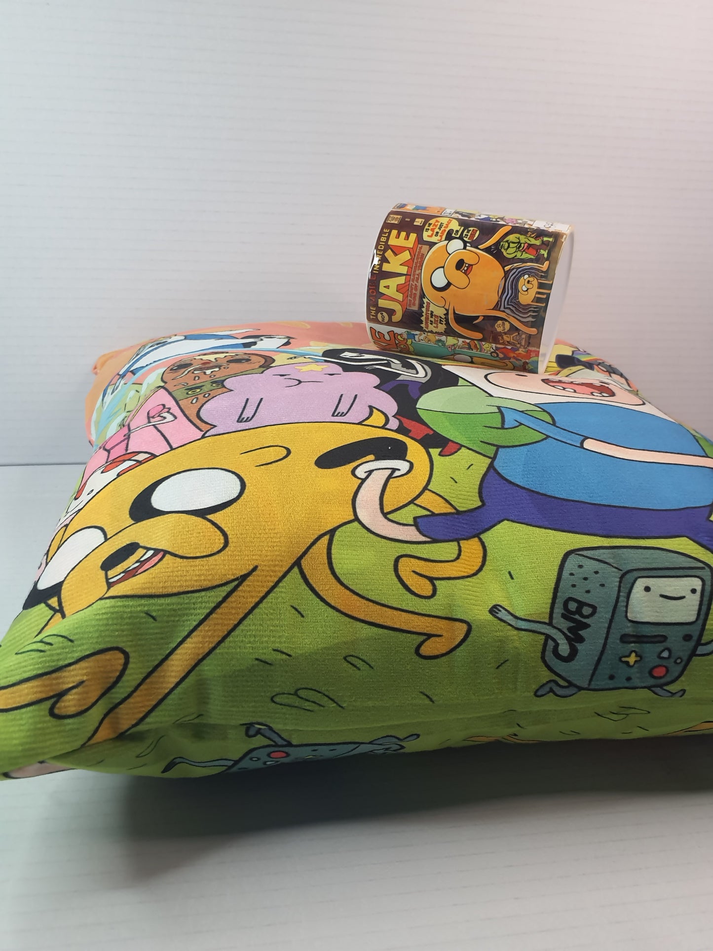 Pack Almohada + Taza – Aventura Ilustrada jake