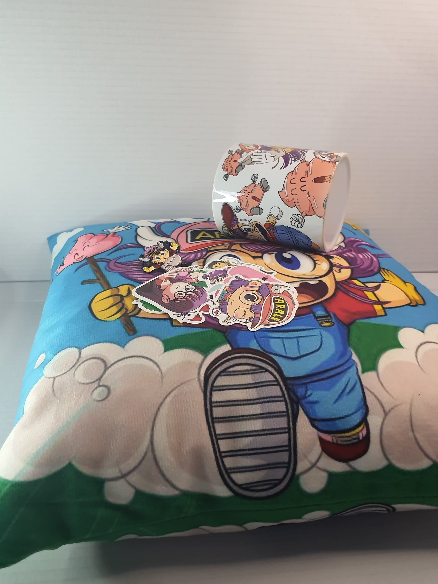 Pack Cojín Taza Pin y Stickers – Dibujos animados Retro Kawaii