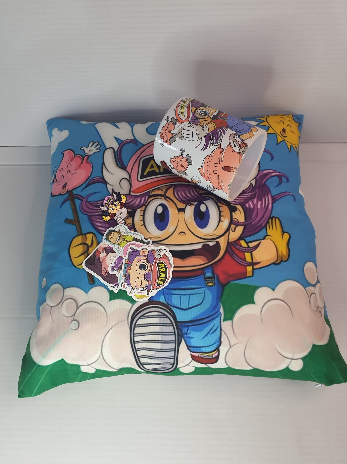 Pack Cojín Taza Pin y Stickers – Dibujos animados Retro Kawaii
