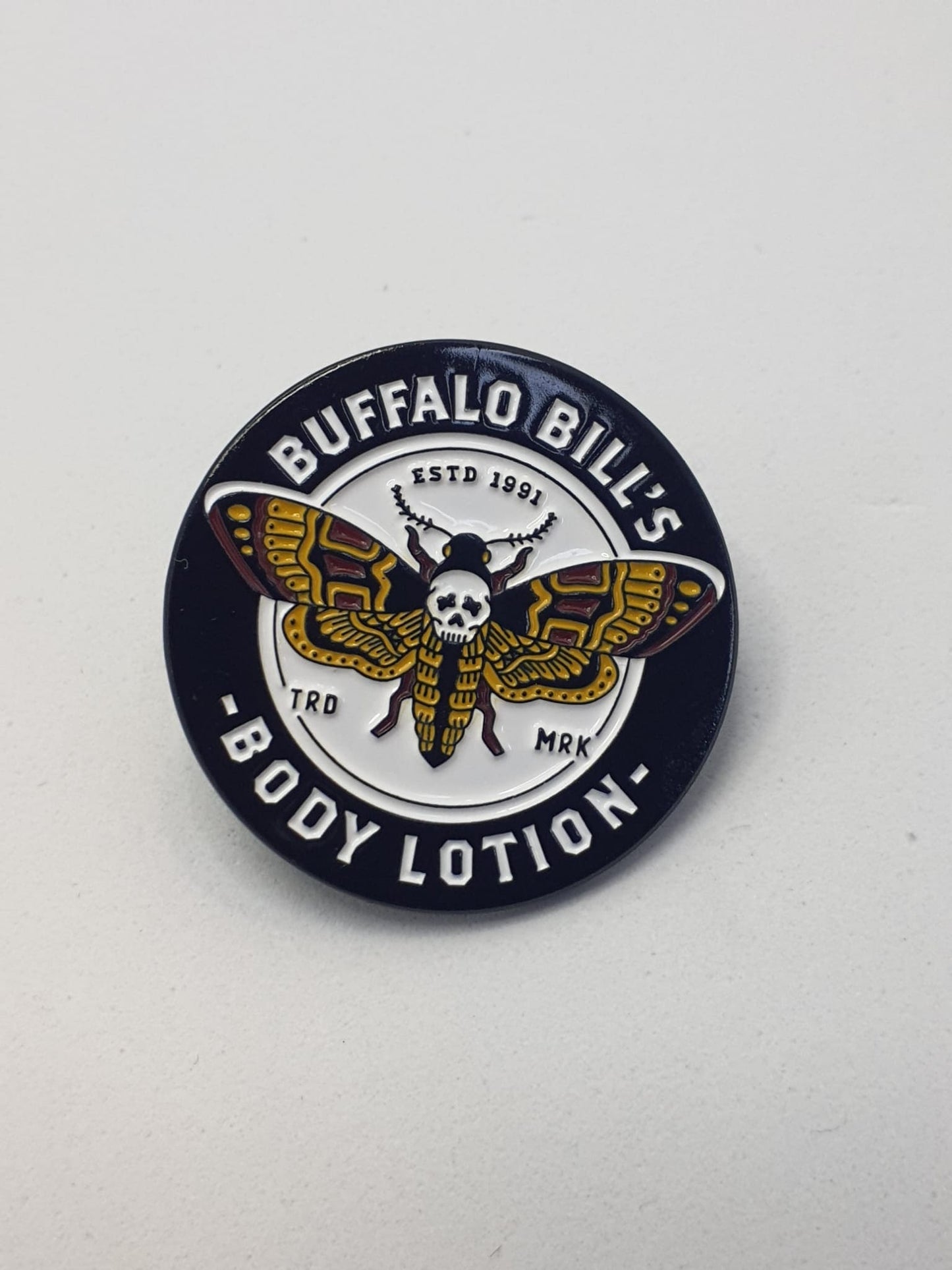 Pin Metálico – Buffalo Bill’s Body Lotion - Nómadasublime