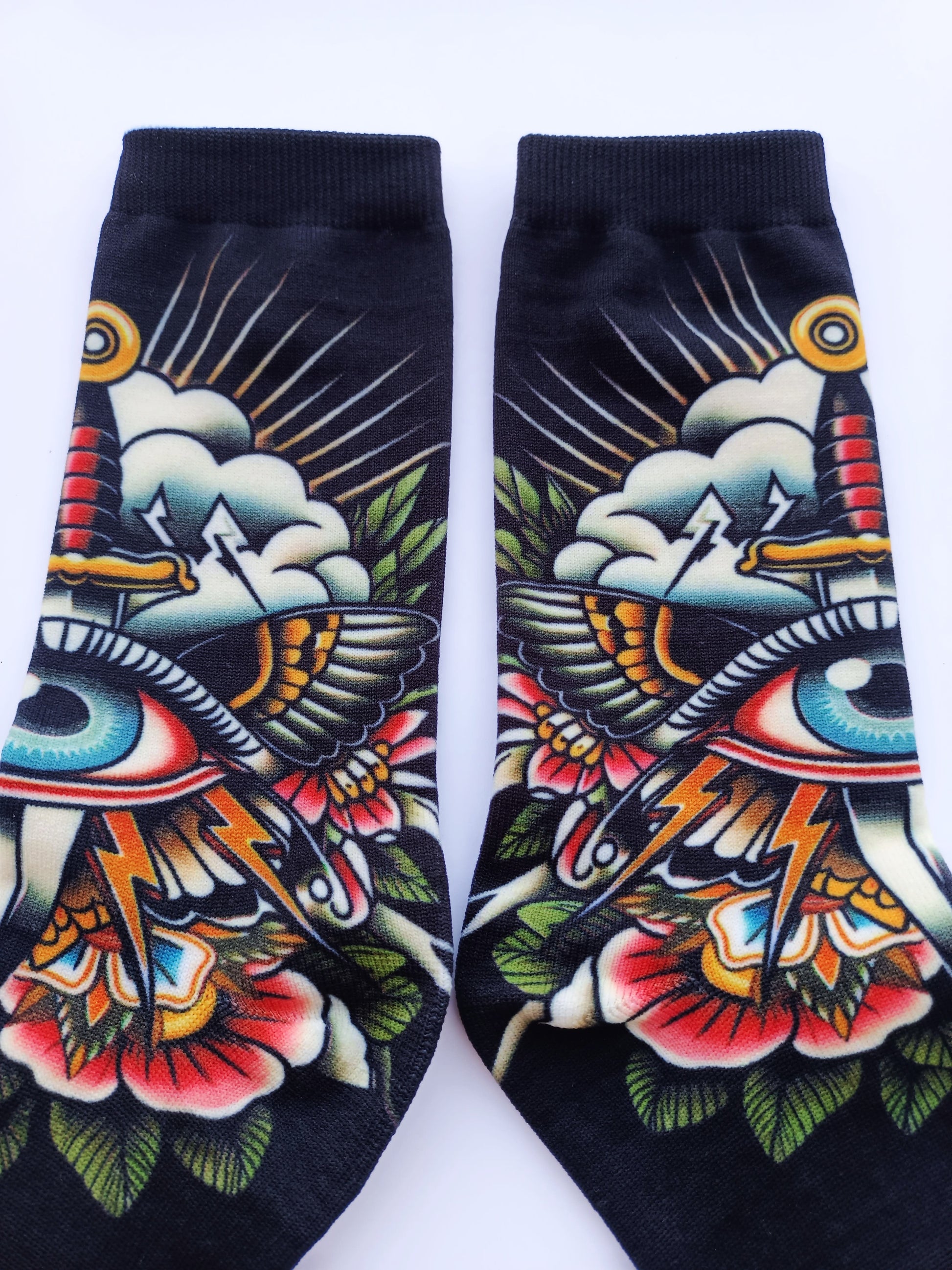 Calcetines unisex con ilustración de ojo, daga y nubes en colores vibrantes inspirados en el tattoo old school.