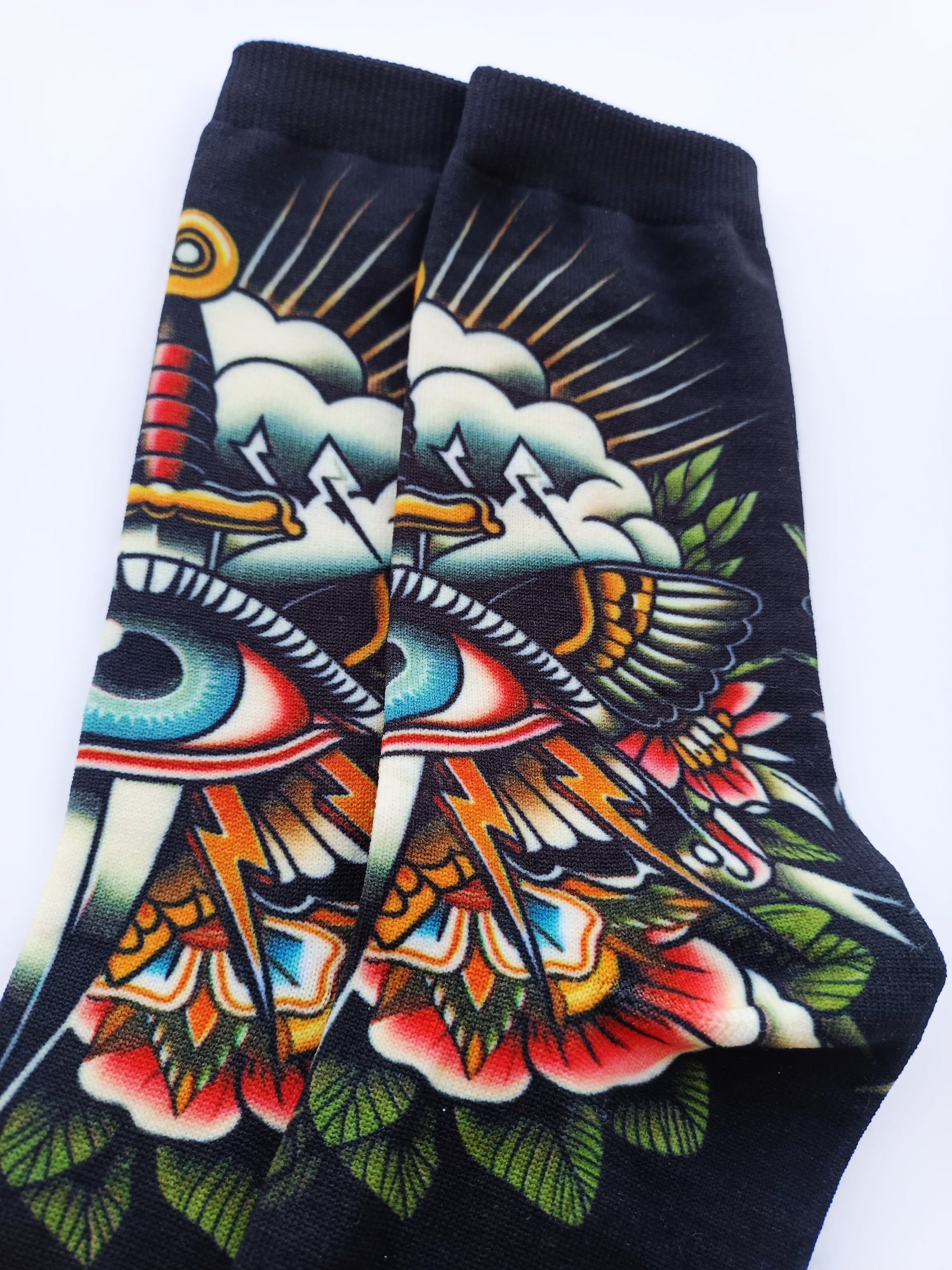Calcetines artísticos coloridos con estampado de tatuaje tradicional: daga, ojo y rosas coloridas old school.