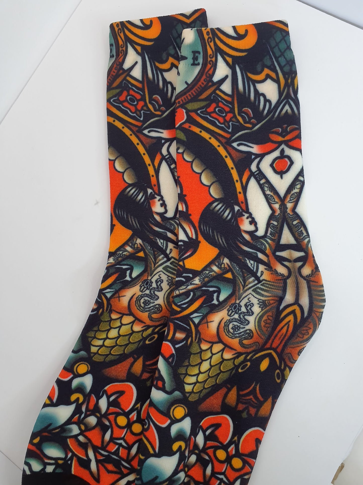 Calcetines coloridos con diseños de tatuaje old school: barcos, sirenas, rosas y llamas