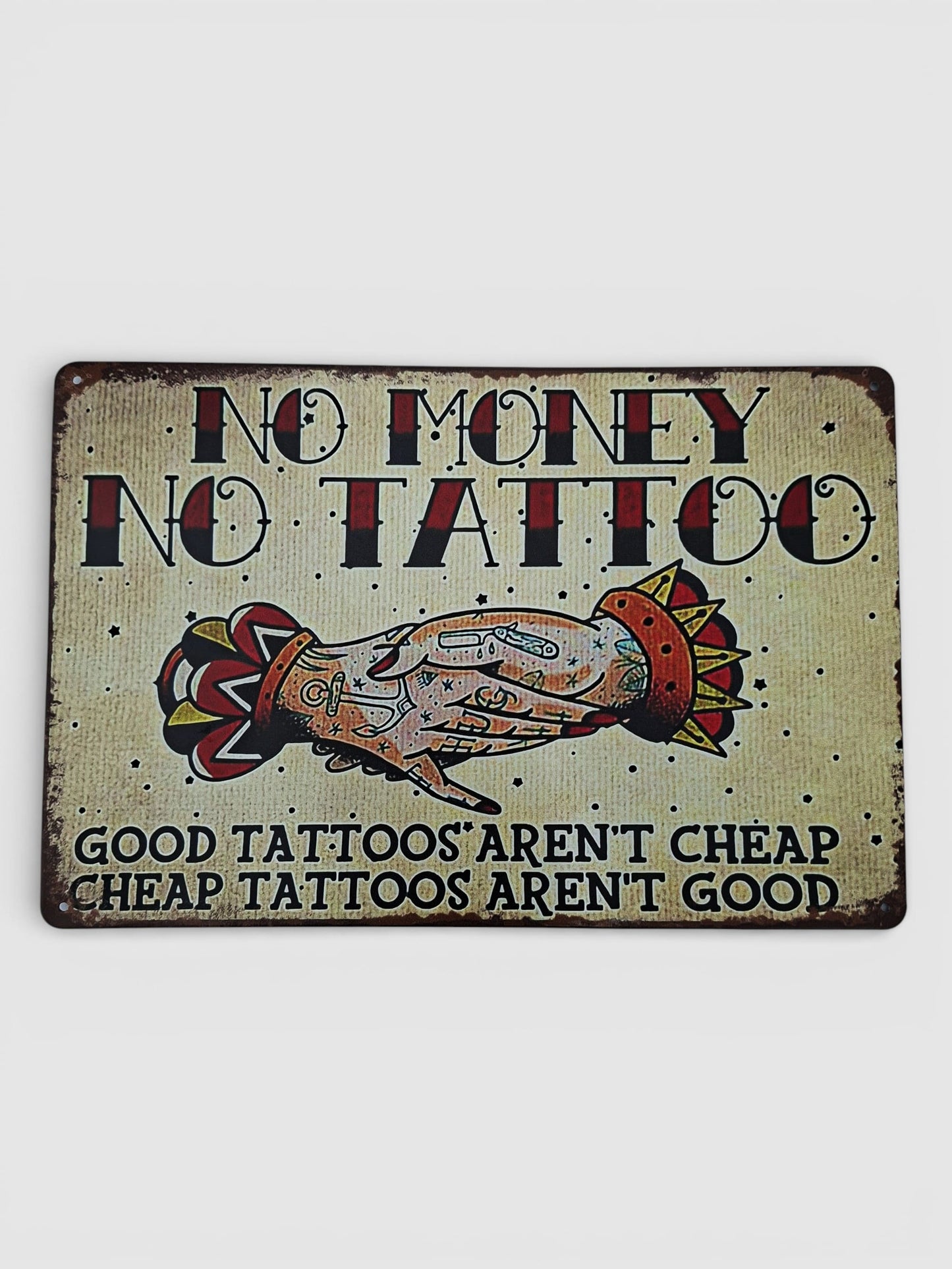 Chapa metálica old school americana con texto No Money No Tattoo y diseño tattoo tradicional vintage