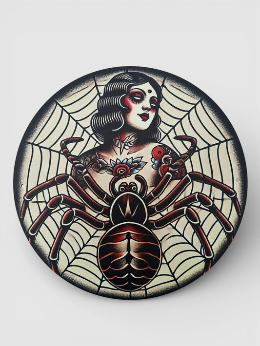 Chapa Redonda - Araña y Mujer Old School, Tela de araña. Ideal como regalo tattoo.