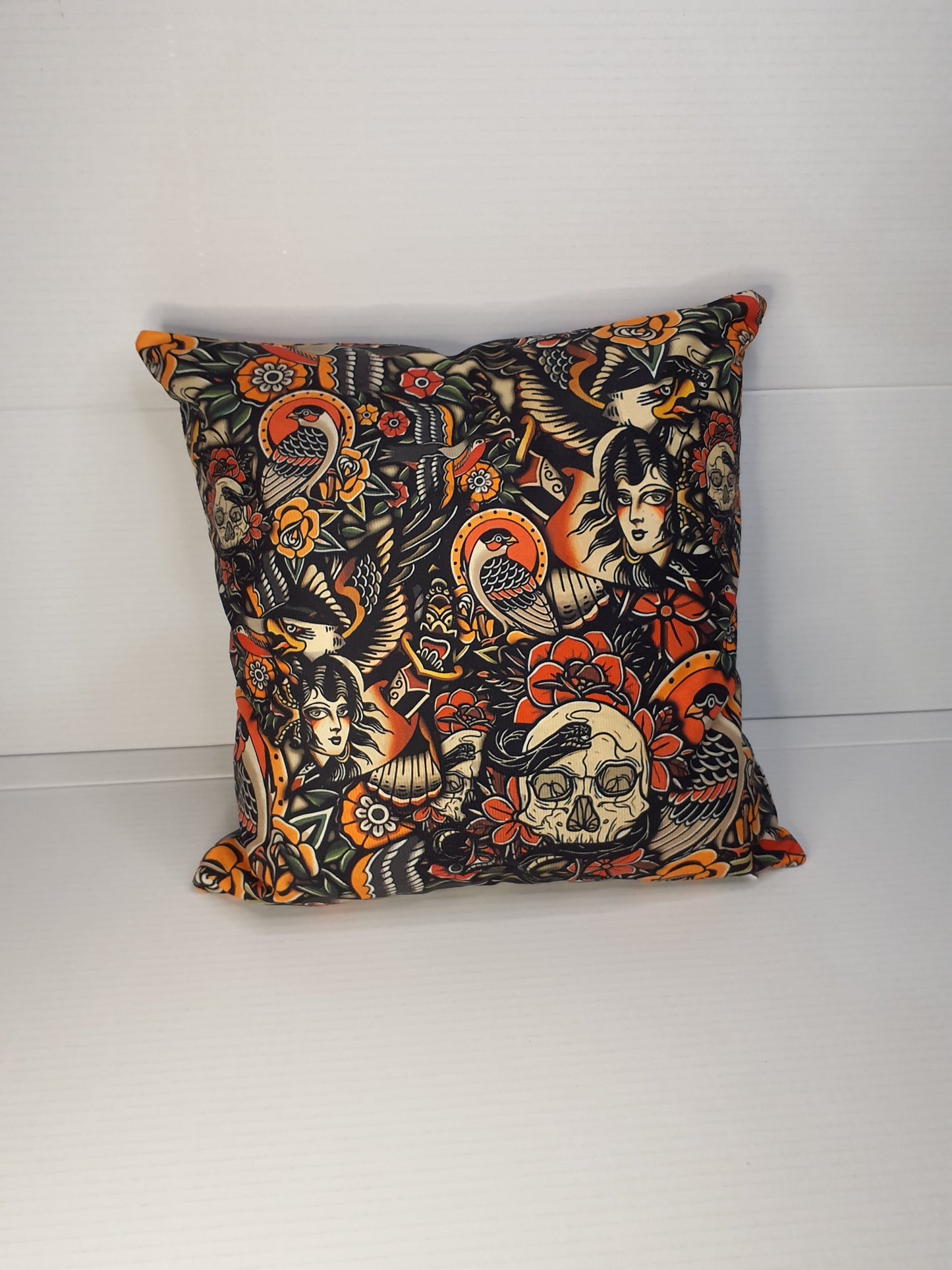 Cojín con diseño tradicional Old School, 40x40cm, con relleno de algodón.