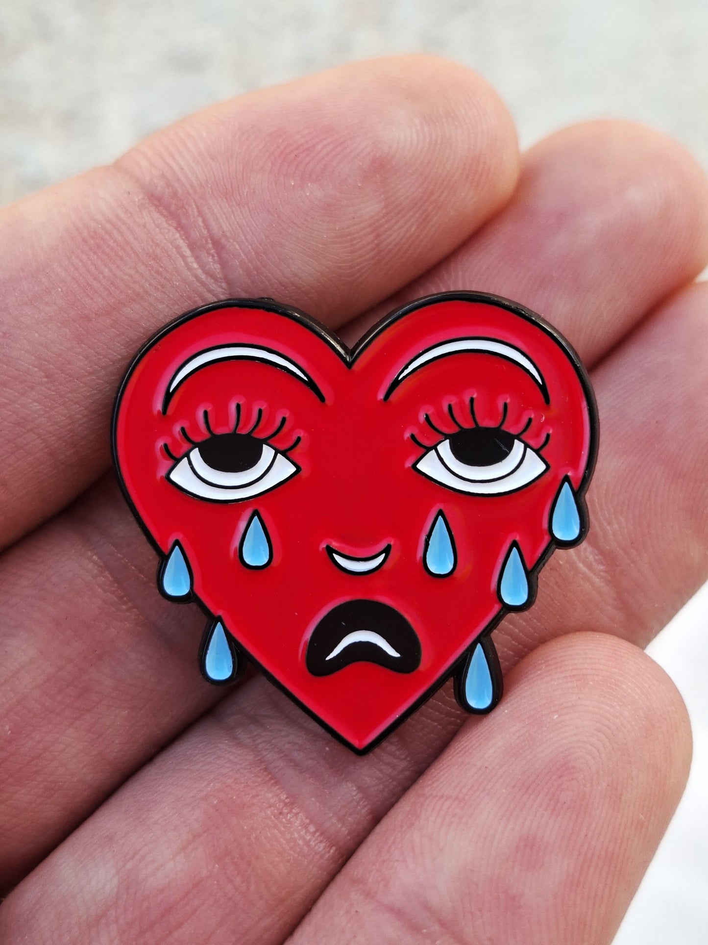 Pin "Corazón Llorando" diseño exclusivo tatuaje tradicional old school AMERICANO.