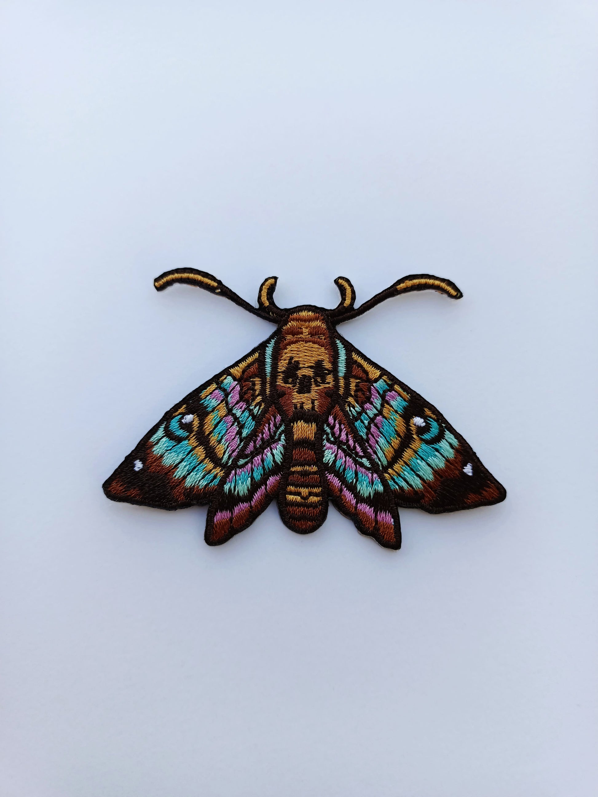 Parche textil de mariposa bordado en colores vibrantes, ideal para ropa, mochilas y chaquetas.
