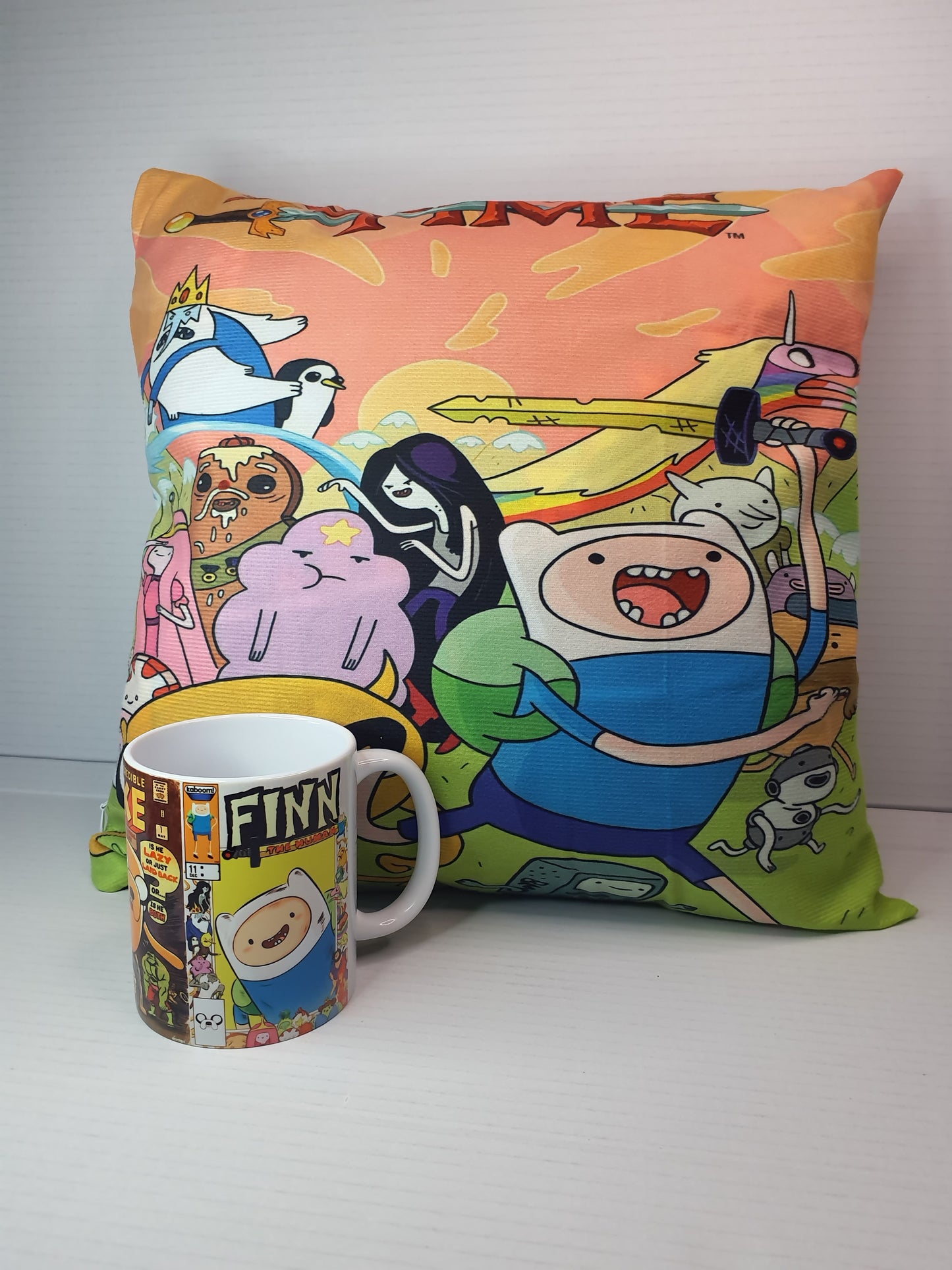 Pack Almohada + Taza – Aventura Ilustrada jake, estilo cartoon