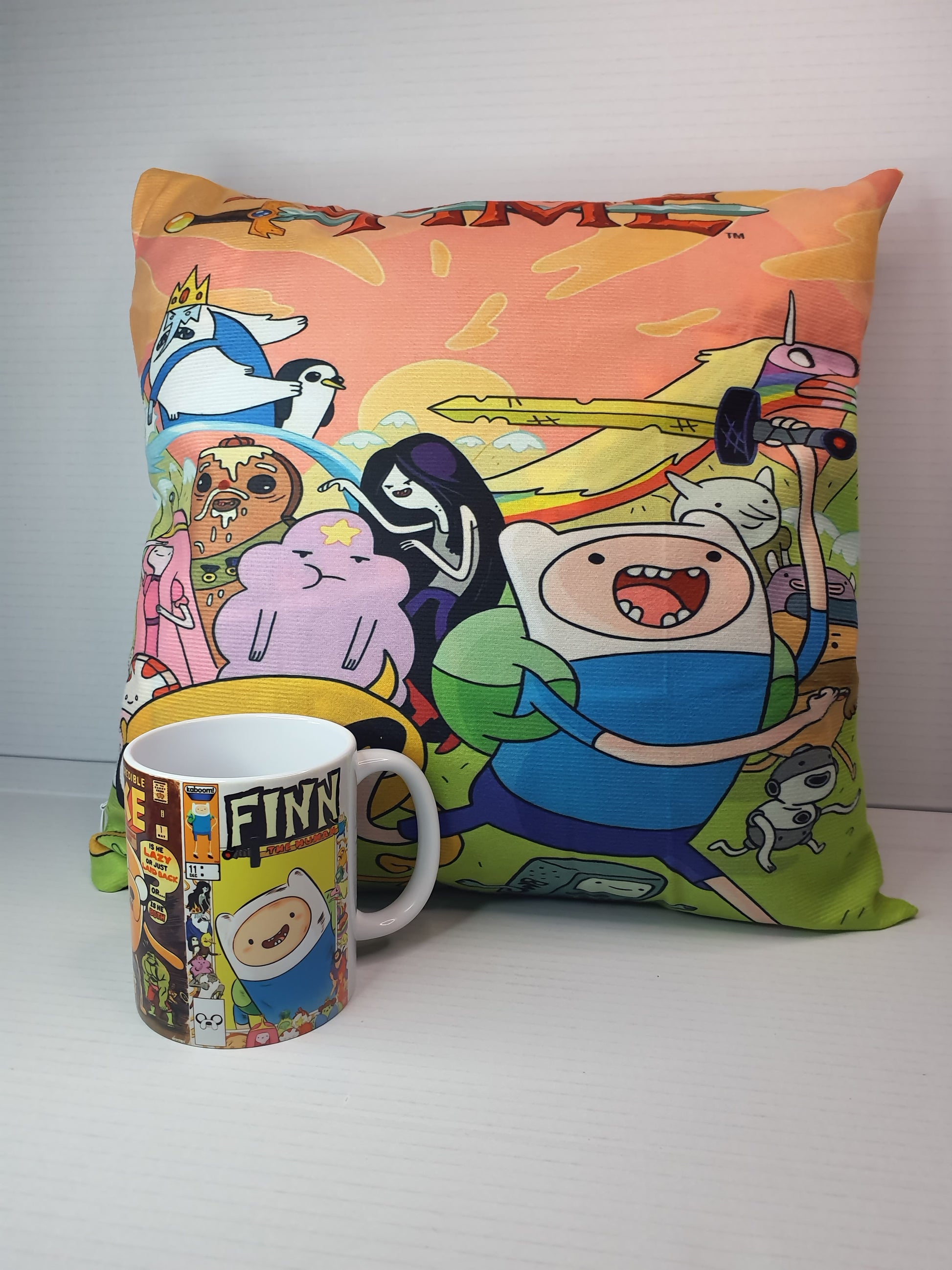 Pack Almohada + Taza – Aventura Ilustrada jake, estilo cartoon