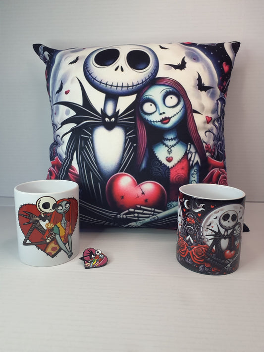 Vista frontal del pack personalizado con cojín ilustrado, dos tazas y pin estilo dark gótico con diseño retro oscuro.