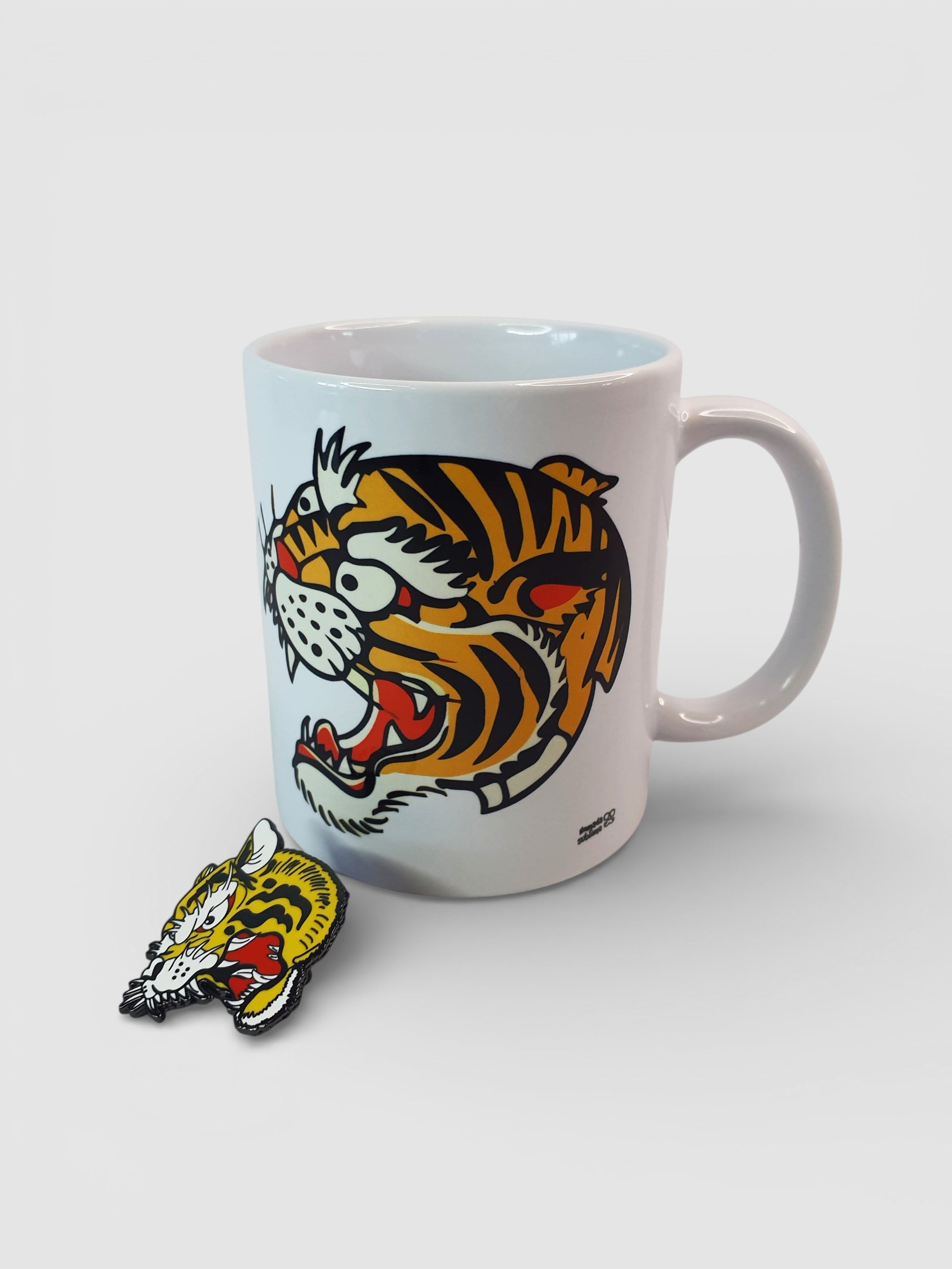 "Pack conjunto de dos piezas, taza y pin con diseño de tigre estilo old school, perfecto para regalo.