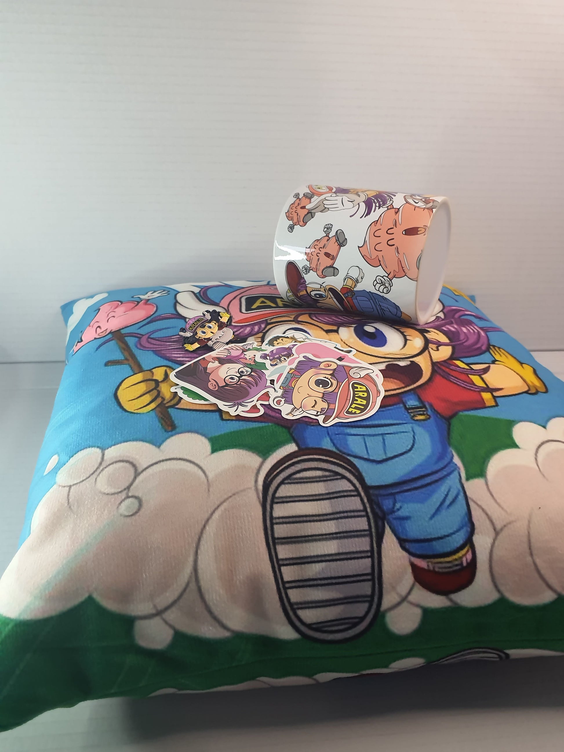 Pack personalizado Cojín Taza Pin y Stickers – Dibujos animados Retro Kawaii -