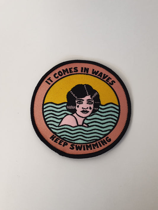 Parche "It Comes in Waves, Keep Swimming" – Siempre con estilo