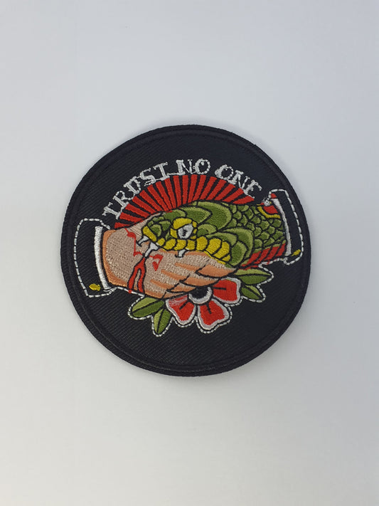 Parche "Trust No One" – Tattoo Clásico Serpiente Old School