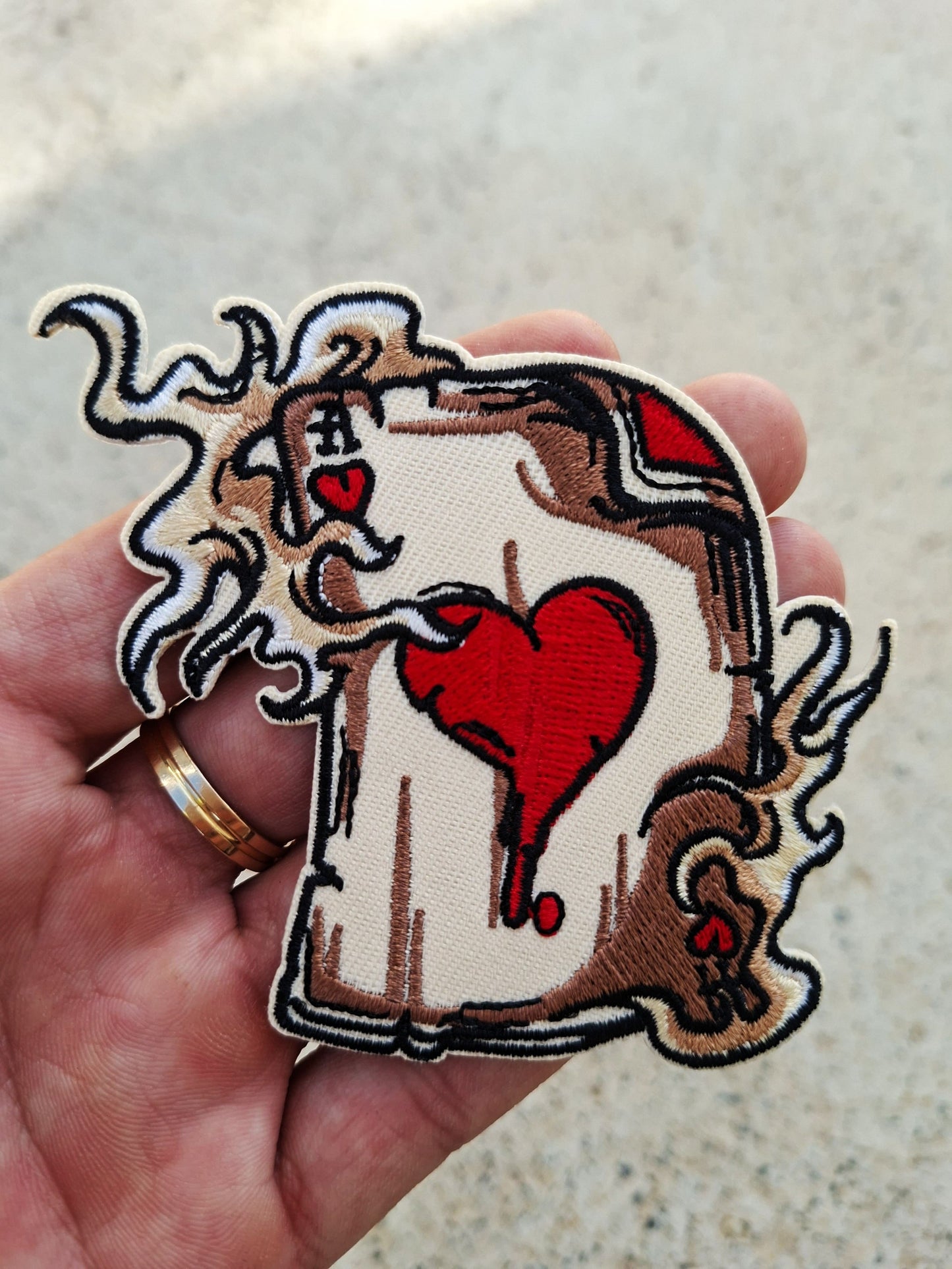 Parche bordado carta AS de corazones en llamas, diseño tradicional de la vieja escuela. Ideal como regalo.