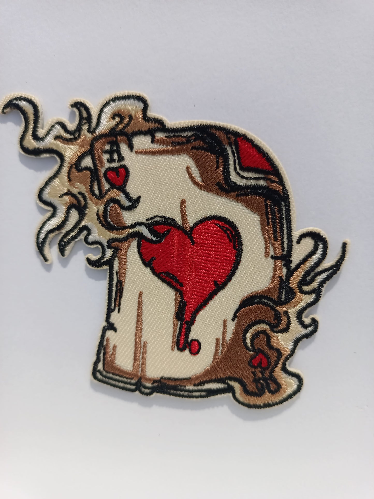 Parche bordado estilo Old School, carta AS de corazones en llamas, diseño tradicional.