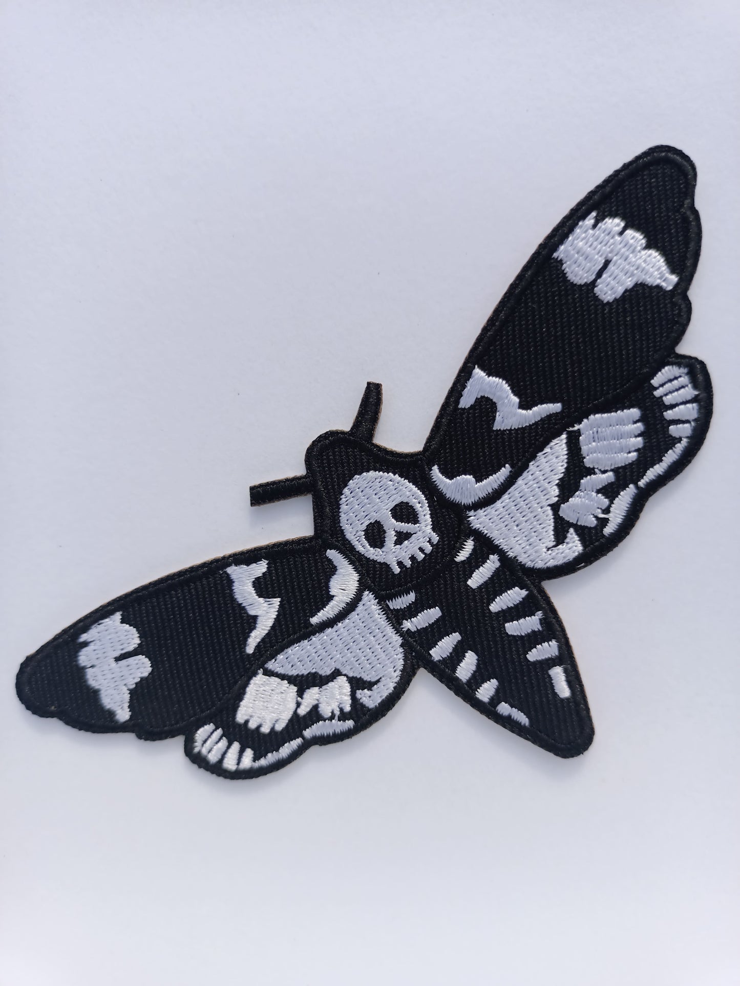 Parche bordado de mariposa estilo tattoo old school ideal para chaquetas o accesorios.