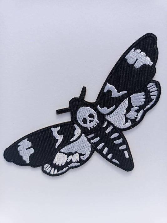 Parche bordado de mariposa estilo tattoo old school ideal para chaquetas o accesorios.