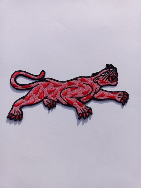 Parche Tattoo old school pantera con corazones en su piel, pantera tradicional diseño en rosa.