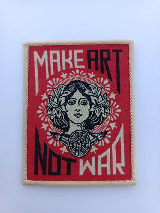 Parche old school, bordado sobre fondo rojo, con mensaje “MAKE ART NOT WAR” y detalles clásicos de tatuaje. Con acabados de alta calidad.