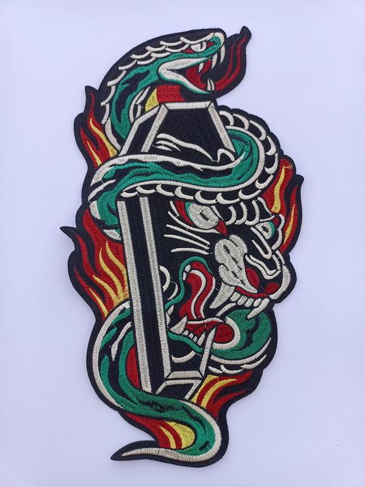 Parche bordado retro estilo old school de gran tamaño con serpiente y pantera en lucha, bordado detallado y colores vibrantes.