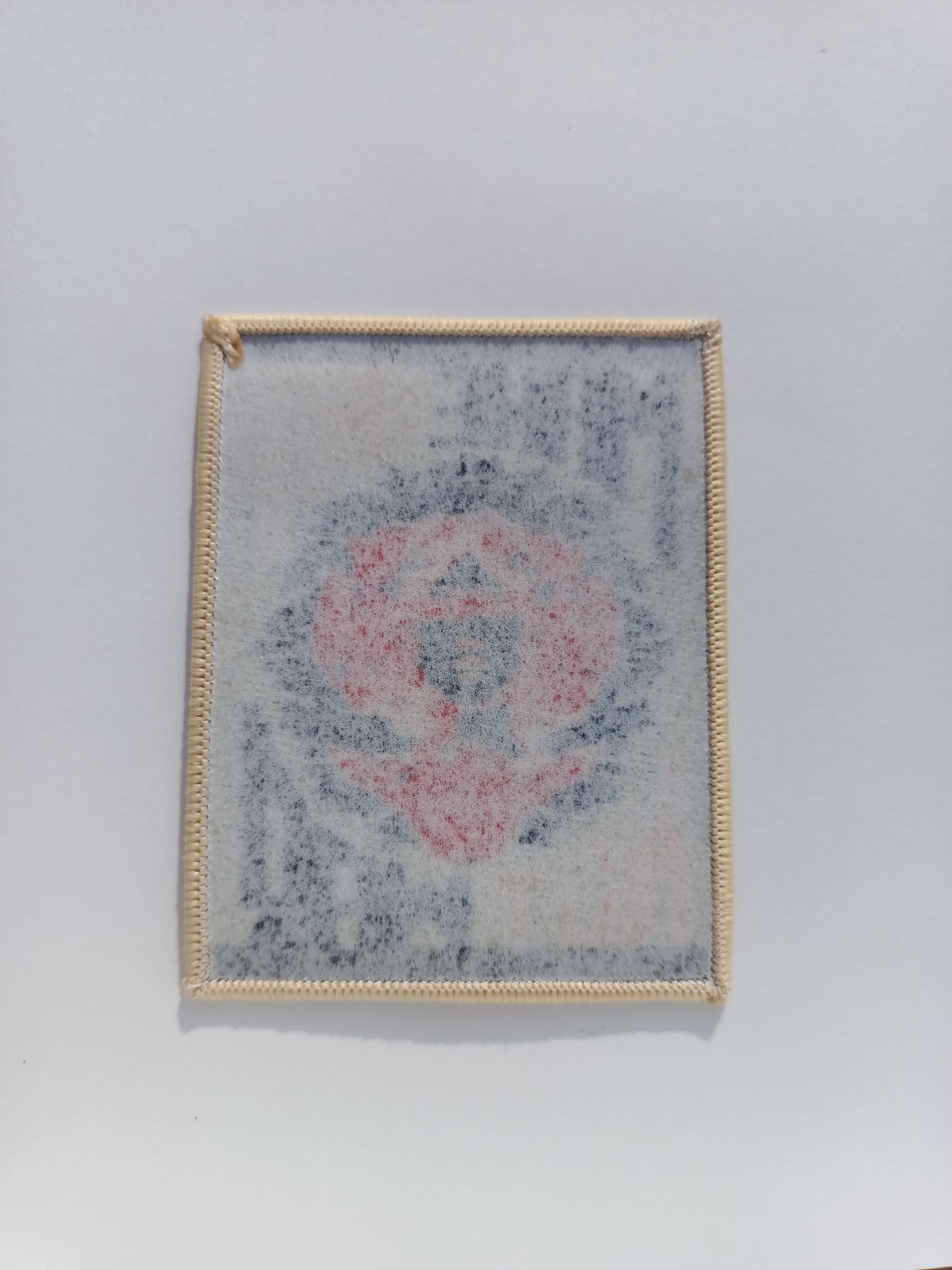 Parte trasera parche para chaqueta con diseño tradicional de tatuaje, letras “MAKE ART NOT WAR” en rojo y negro, acabado de alta calidad.