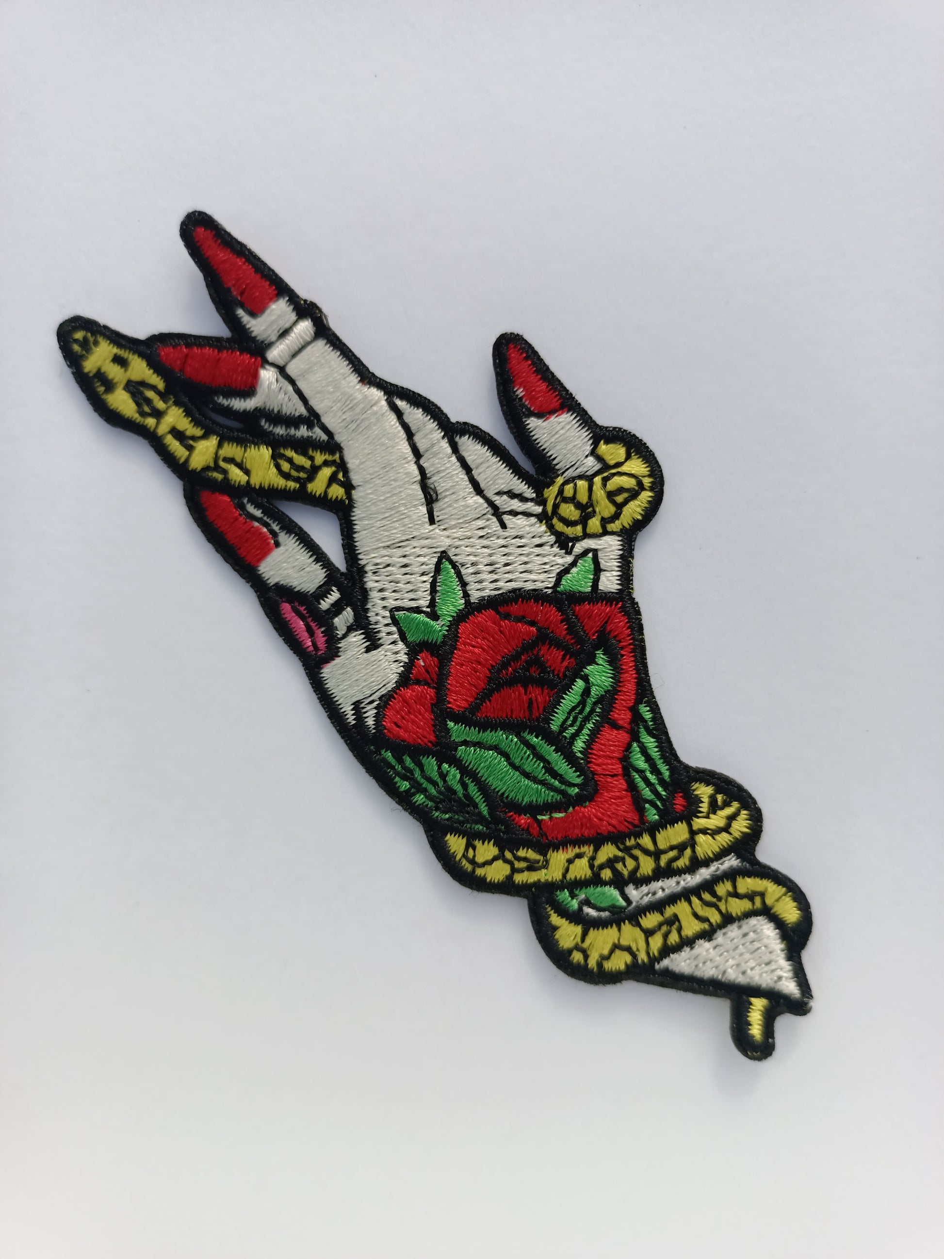 Un clásico en forma de parche, una mano & una serpiente entrelazandose, un diseño único.