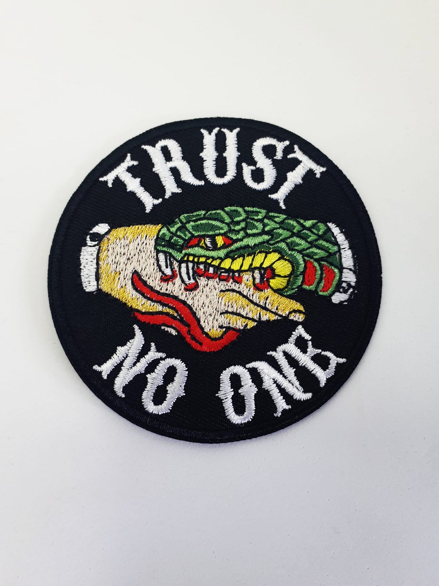 Parche "Trust No One" – Desconfía con Estilo  Old School- nomadasublime