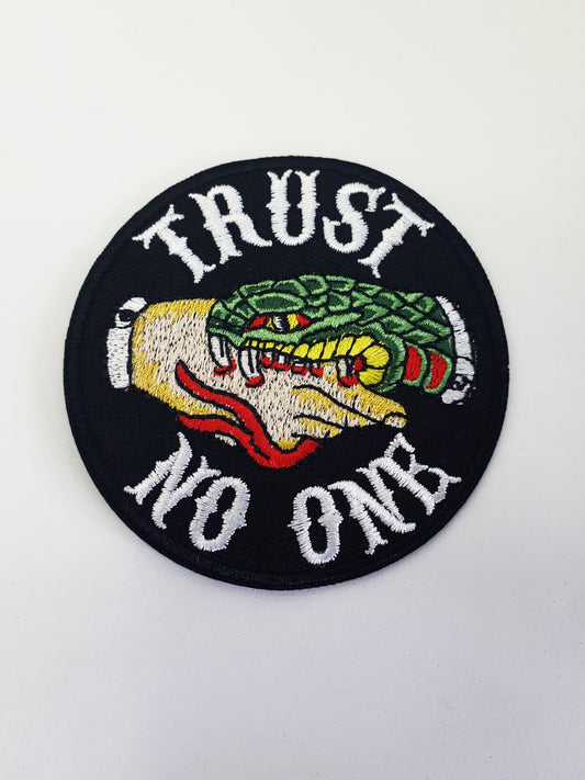 Parche "Trust No One" – Desconfía con Estilo  Old School- nomadasublime