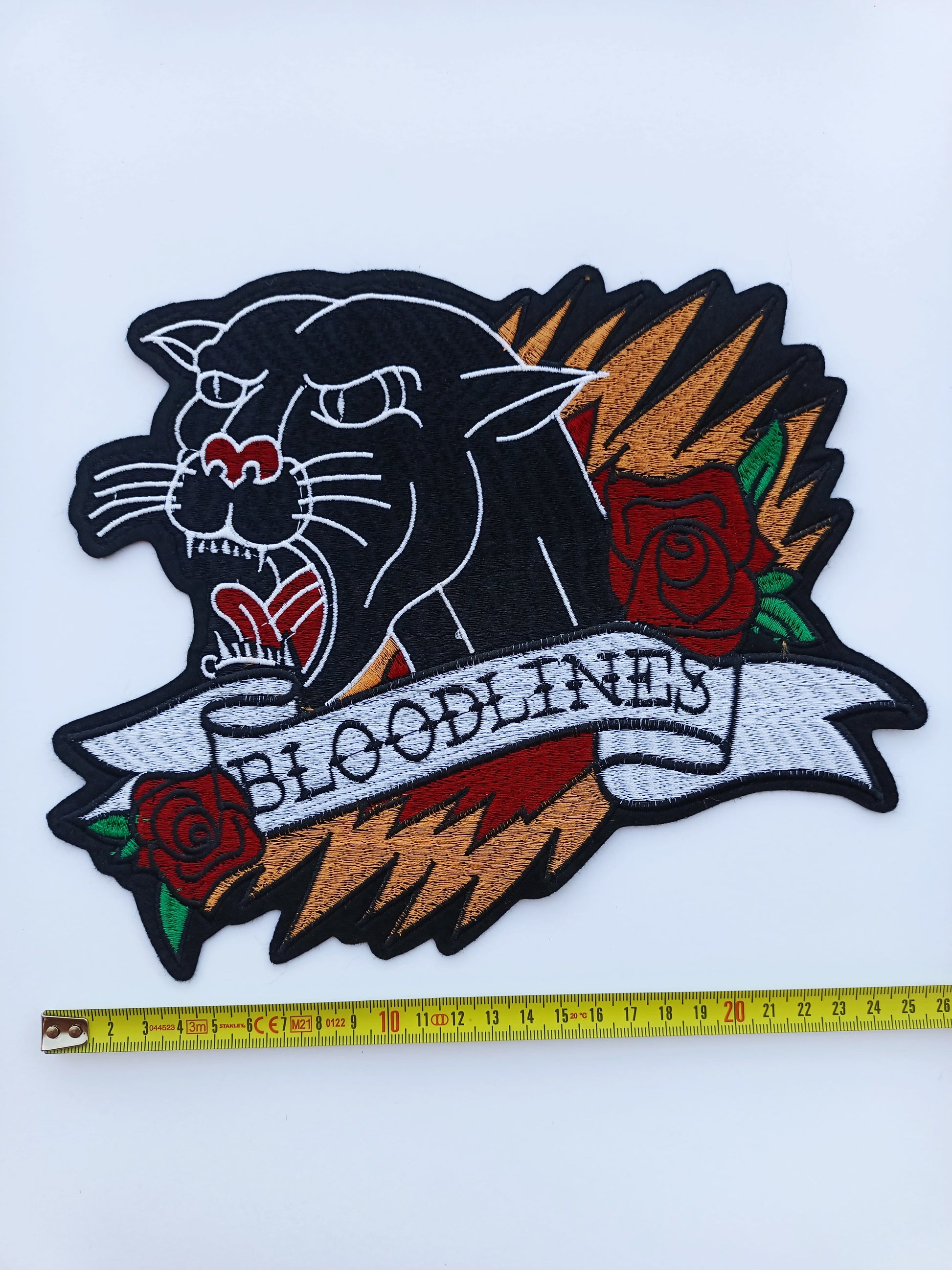 Parche bordado XXL estilo old school de pantera negra con rosas rojas y texto Bloodlines, tamaño 26 cm.