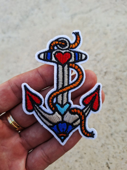 Parche bordado de ancla estilo old school americano con diseño tattoo tradicional y colores intensos