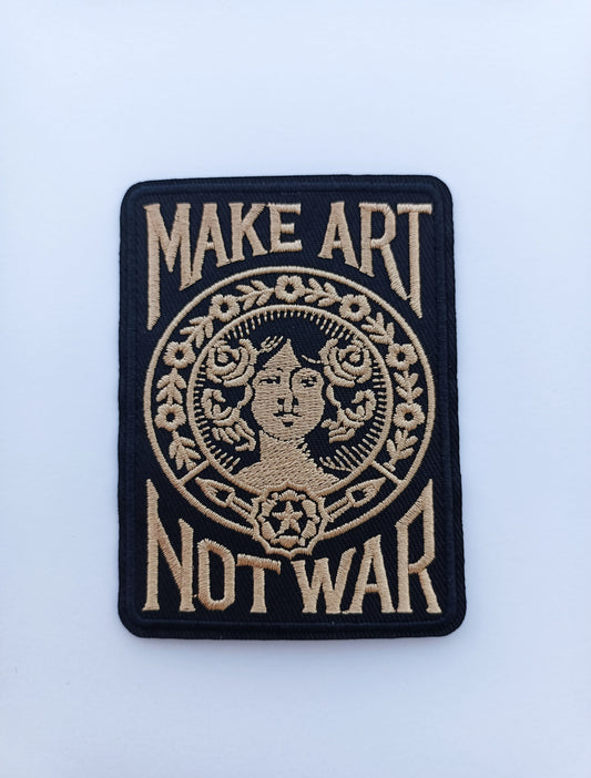 Parche rectangular negro y beige con la frase Make Art Not War y diseño gráfico clásico bordado.