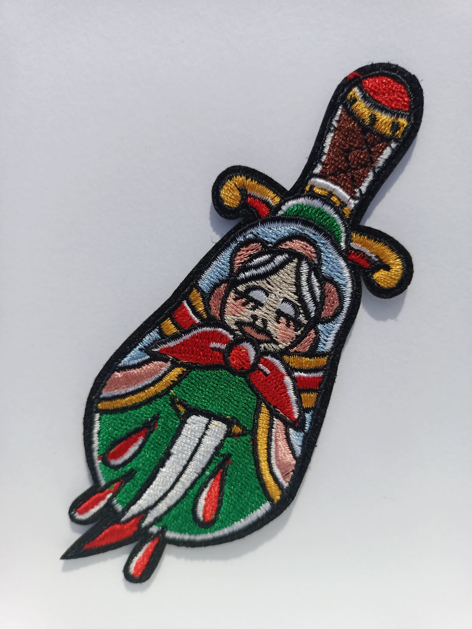 Parche bordado estilo tattoo old school con diseño catwuška y daga tradicional.