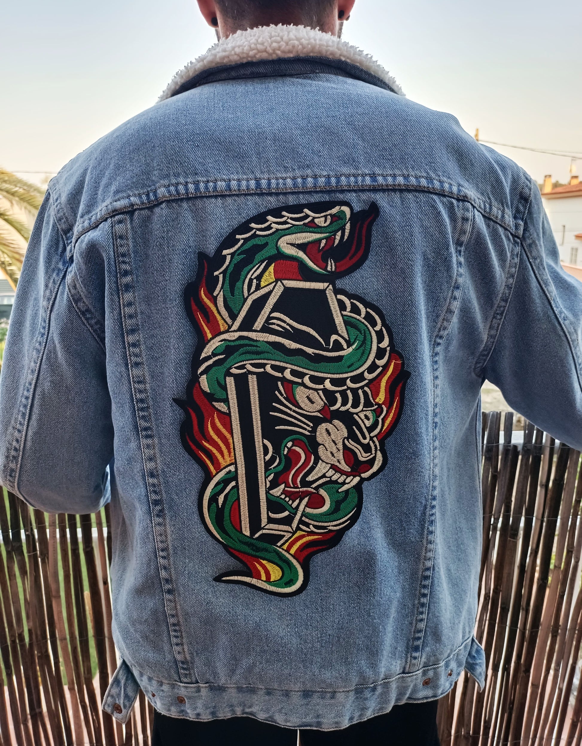 Parche XXL estilo old school con diseño de serpiente y pantera, cosido en chaqueta para un look vintage ochentero.