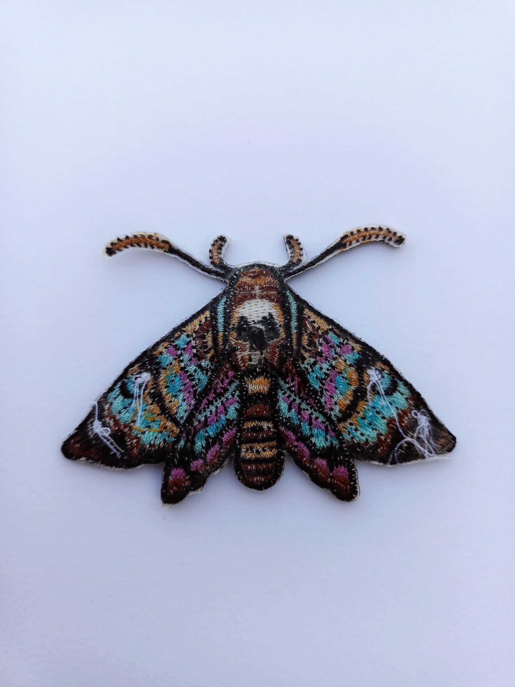 Parche mariposa estilo tattoo. Parte de atrás, pegamento de fácil planchado.