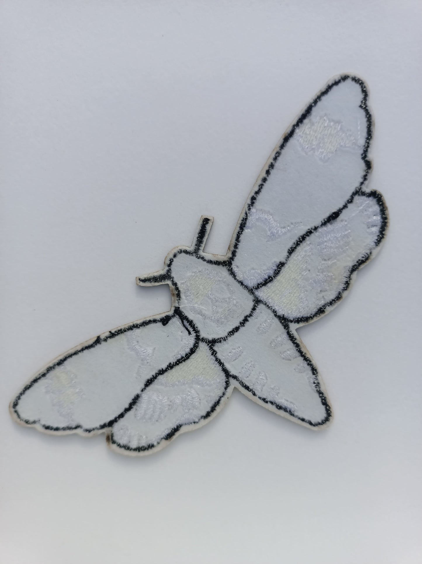 Parche parte trasera mariposa tatuaje clásico, bordado en blanco & negro, ideal para mochilas y chaquetas.